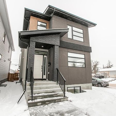 Bright Modern Home - King Bed - Free Parking - Fireplace - Fast Wi-Fi - Free Netflix Edmonton Dış mekan fotoğraf