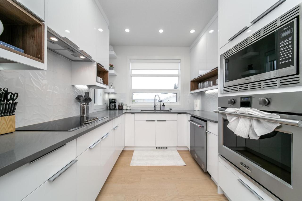 Bright Modern Home - King Bed - Free Parking - Fireplace - Fast Wi-Fi - Free Netflix Edmonton Dış mekan fotoğraf
