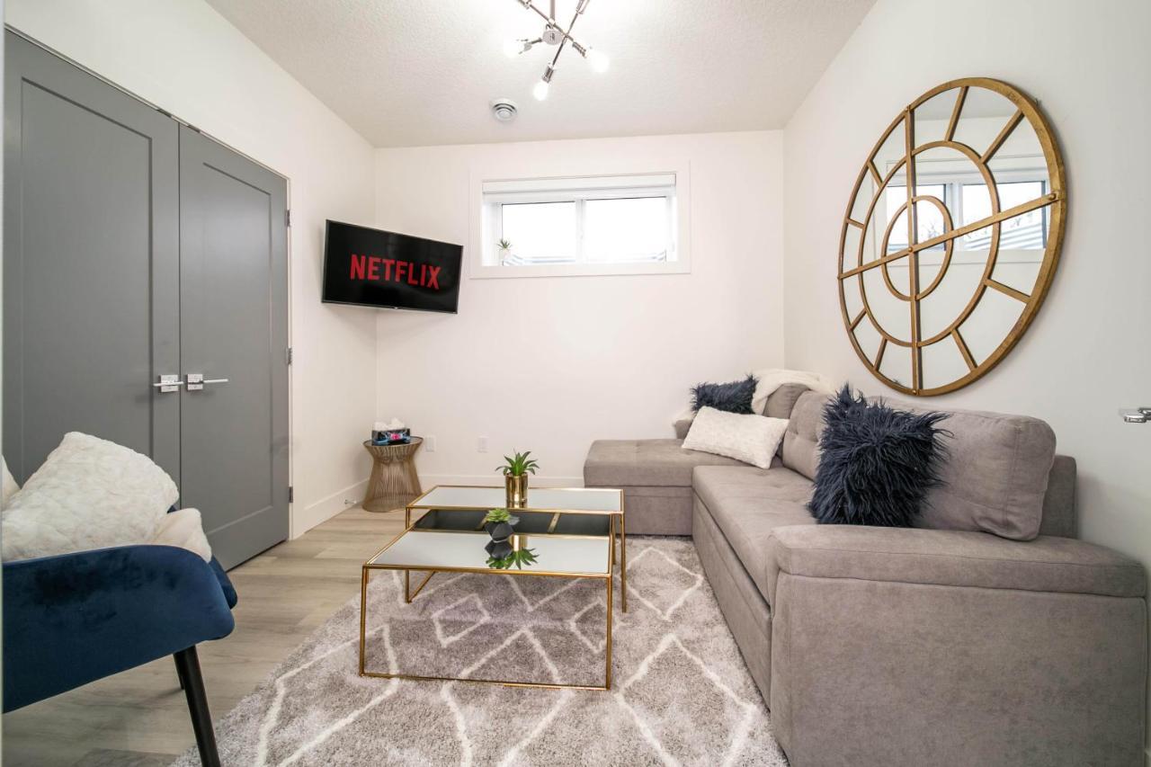 Bright Modern Home - King Bed - Free Parking - Fireplace - Fast Wi-Fi - Free Netflix Edmonton Dış mekan fotoğraf