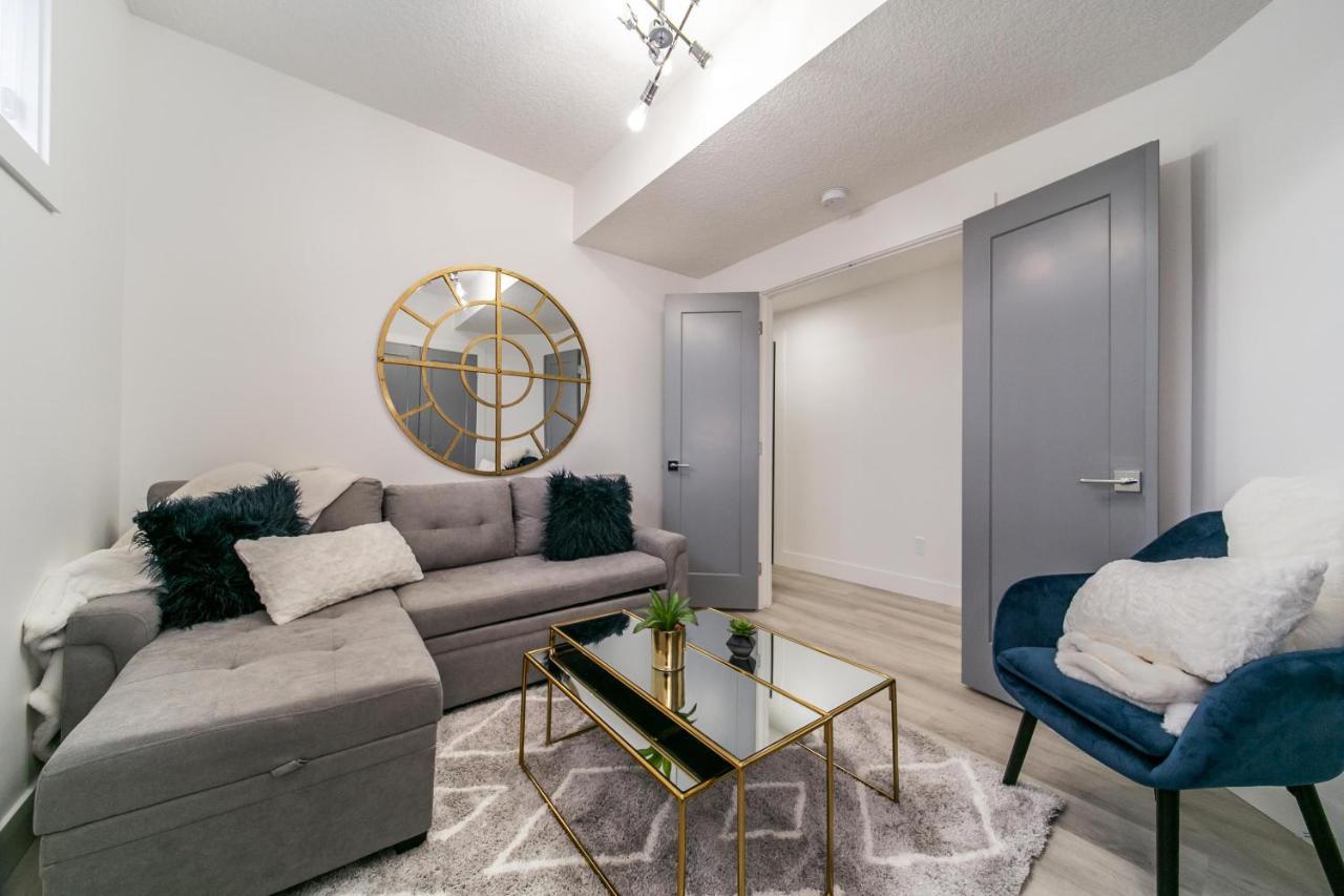 Bright Modern Home - King Bed - Free Parking - Fireplace - Fast Wi-Fi - Free Netflix Edmonton Dış mekan fotoğraf