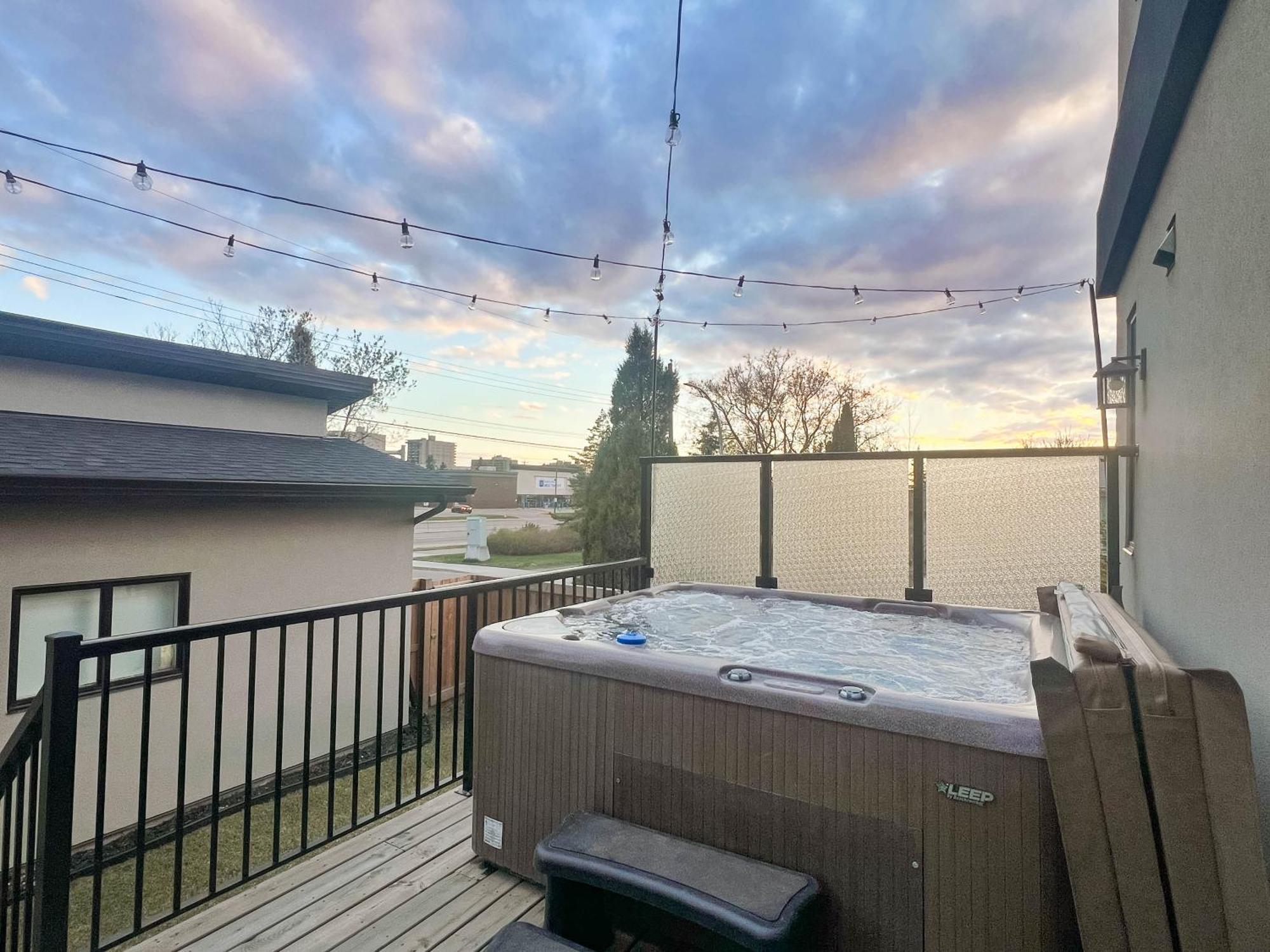 Bright Modern Home - King Bed - Free Parking - Fireplace - Fast Wi-Fi - Free Netflix Edmonton Dış mekan fotoğraf
