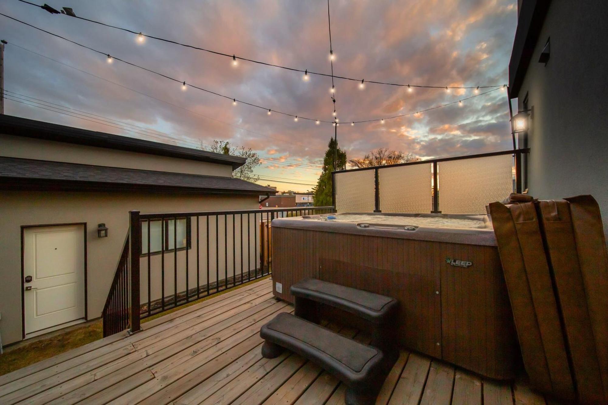 Bright Modern Home - King Bed - Free Parking - Fireplace - Fast Wi-Fi - Free Netflix Edmonton Dış mekan fotoğraf